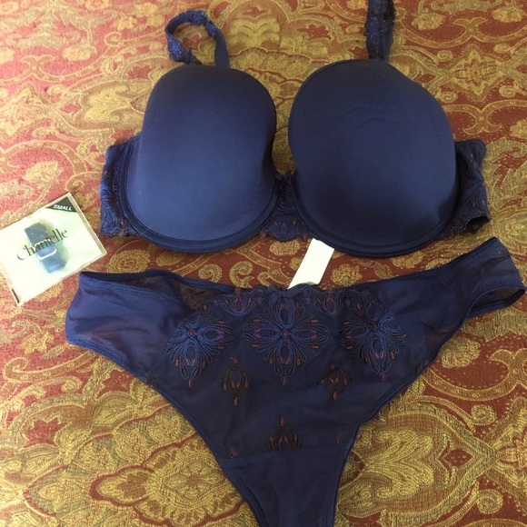 Chantelle bra and matching thong - Picture 1 of 2